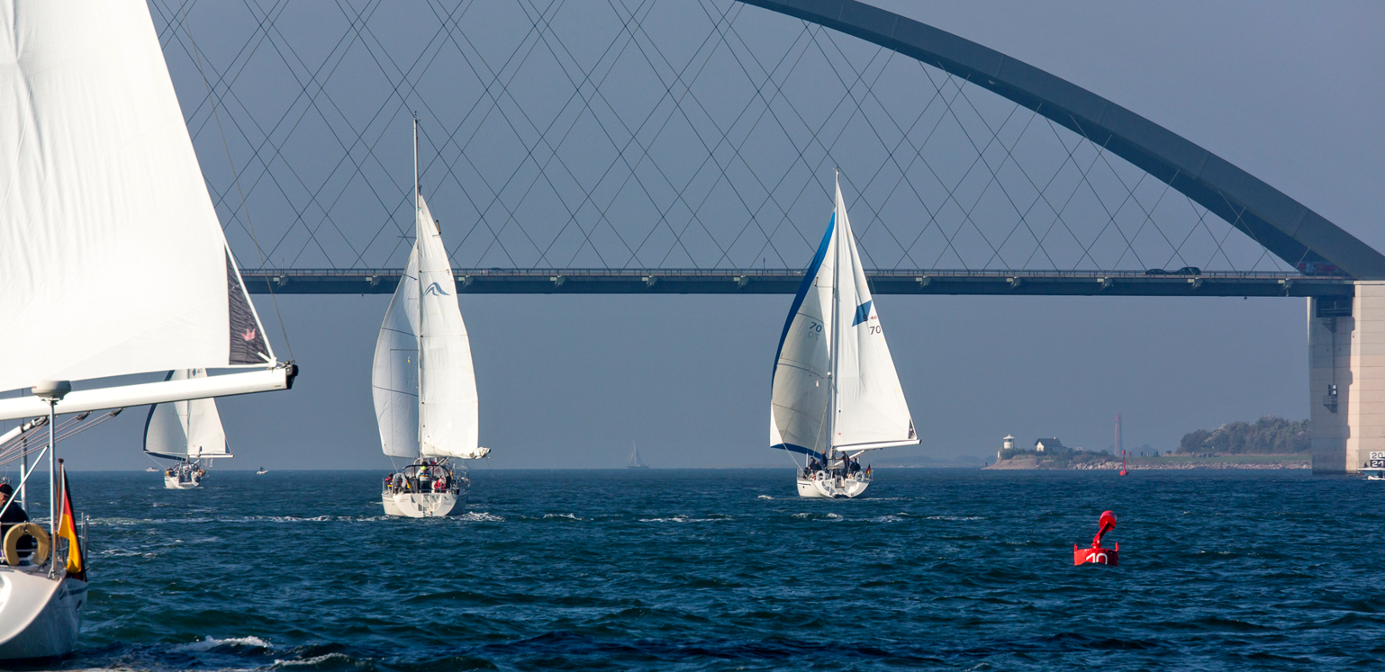 Segelboote vor der Fehmarnsundbrücke